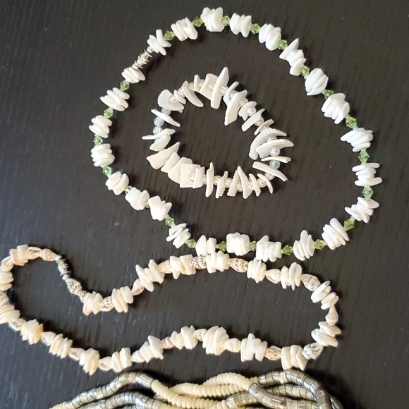 3 Shell Necklaces 1 Shell Bracelt - Picture 1 of 5